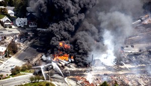 Rušňovodič zabudol na ručnú brzdu, vlak narazil a vybuchol