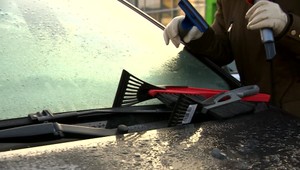 Nie je škrabkať, ako škrabkať. Viete ako najlepšie rozmraziť vaše čelné okno?