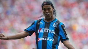 Fiškus Ronaldinho sa stále dobre baví! Súperovi nasadil famózne jasle!