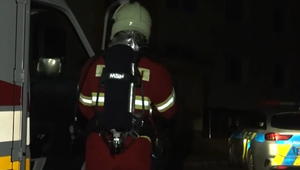 Na sídlisku zasahovali záchranári a hasiči. V byte našli mŕtveho staršieho muža