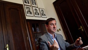 Protest pred ministerstvom. Umelci žiadajú hlavu šéfa kultúry Krajcera