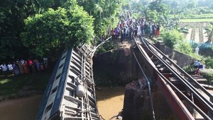 Vykoľajenie vlaku si vyžiadalo päť obetí a stovky zranených. Dva vozne skončili v rieke