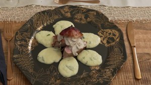 HLAVNÉ JEDLO - Sousvidovaná panenka v slaninke s pyré s medvedím cesnakom