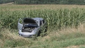 Šoférka si nevšimla auto, viackrát sa prevrátila a skončila v kukurici