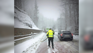 Sneh a skrížený kamión uzavreli priechod Vernár v oboch smeroch