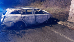 Cesta smrti si vyžiadala ďalšiu obeť. Auto s vodičom zhorelo po náraze do piliera