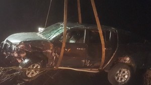 Vodič s dvomi promile v dychu skončil autom v rieke. Zrútil sa z 10 metrového vzťahu