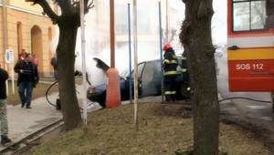 V Spišskej Novej Vsi začalo horieť auto. Sedelo v ňom 3-týždňové dieťa