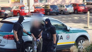 Jána, ktorý mal brutálne zabiť svojho suseda a potom ho vláčiť na lane za autom, poslal súd do väzby