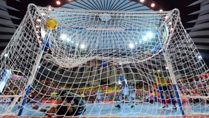 Paráda futsalového gólmana. Ale do brány súpera!