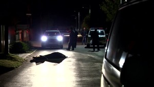 Muž zostal ležať na zemi, záchranári muž už nedokázali pomôcť. Polícia skúma viacero možných príčin smrti