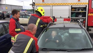 Chlapček sa zamkol v aute, dobrá nálada ho neopúšťala