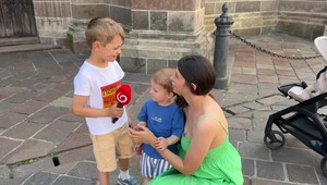 Otec kráča z Košíc do Levoče. Púť venuje chorému synovi Vilkovi ako prosbu o uzdravenie