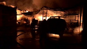 V hospodárskom areáli vypukol požiar. Hasiči bojovali s plameňmi hodiny