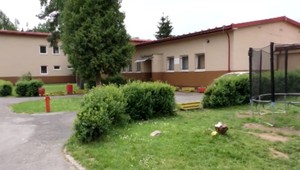 Riaditeľ zariadenia pre maloletých tvrdí, že okolo budovy krúžia autá prevádzačov