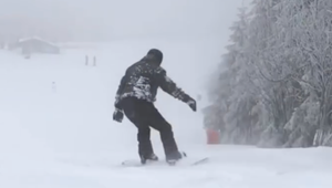 Aj váš 76-ročný dedko snowboarduje..? Česká legenda ohromila výkonmi na svahu!