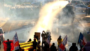 Polícia zasahuje proti demonštrantom vodnými delami