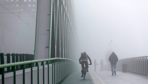 Na celom území hrozí poľadovica a hmla, pozor aj na vietor na horách