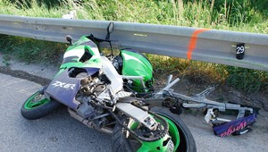 Zrážka auta s motorkou. Vinník chybu odmieta