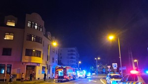 Požiar v Piešťanoch: Hasiči evakuovali desiatky ľudí z horiaceho penziónu