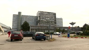 Matka žaluje nemocnicu pre smrť dcéry. Podľa znalca pochybil lekár