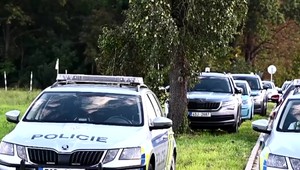 Rodinná tragédia pre partnerské nezhody. Manžel zastrelil dve neplnoleté deti, manželku, potom aj seba