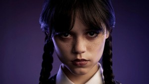Rodinu Addamsovcov v prvom traileri seriálu na Netflixe spoznáte len ťažko