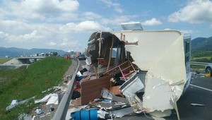 Smrteľná nehoda pri Ivachnovej. Odpojený karavan narazil do dodávky