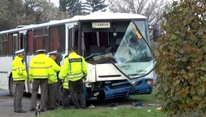 Havaroval školský autobus v Sečovciach. Zranili sa i deti