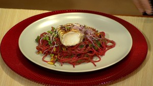 Cviklové špagety s grilovaným kozím syrom