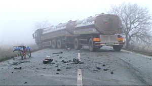 Peter (35) nebezpečne predbiehal tri autá, narazil do kamiónu