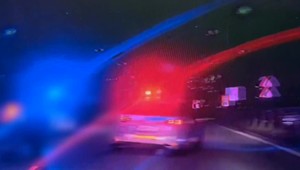 Policajti ho dlho naháňali, no nakoniec ho chytili. Bývalého policajta už obvinili z trestného činu