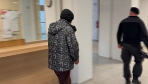 Hrôza v centre mesta: Opitý muž zbil družku, hlavu jej mlátil o lavičku