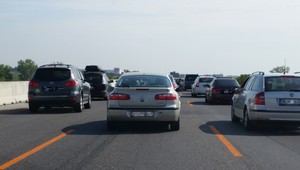 Vodiči, na diaľnici D1 zvýšte pozornosť. Pre zosuv svahu rátajte so zdržaním