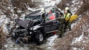 Diplomat vybočil z cesty, nabúral do stromu a skončil v rieke