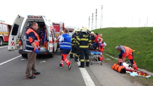 FOTO: Pri tragickej nehode kamiónu a autobusu zomreli dvaja ľudia, ďalších 12 je zranených