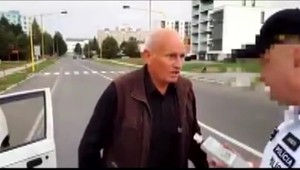 Policajti zastavili vodiča na dychovú skúšku, takú reakciu nečakali