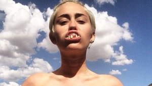 Fuj! Polonahá Miley Cyrus (21) ukázala zuby ako z hororu
