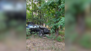 Vážna nehoda pri Malackách: Auto narazilo do stromu, zasahoval vrtuľník