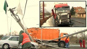 Kamión vrazil do smetiarov! Dvaja zranení a výpadok elektriny