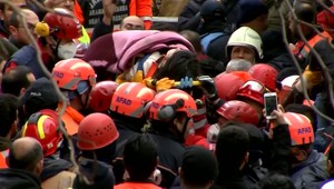 Záchranári vytiahli z trosiek spadnutej budovy 5-ročné dievča