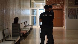 Žena obvinená z vraždy Slavomíra putuje do väzby, voči rozhodnutiu sa odvolala
