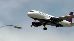 Na letisku v New Yorku sa zrazili dve lietadlá, dve osoby utrpeli zranenia