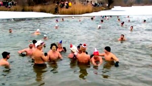 Otužilci v ľadovej vode. Najmladšia medvedica sa kúpala až päť minút