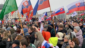 V Bratislave sa protestovalo proti vláde, dav rozpustili ťažkoodenci
