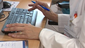 Hrozí kolaps v nemocniciach? Sestry chcú odmietnuť nadčasy kvôli nízkym platom