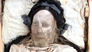 S biskupom pochovali aj dieťa. Vedci overujú, či boli príbuzní