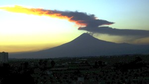 Vzduchom lietajú skaly! Prebúdza sa sopka Popocatepetl