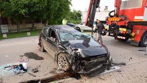 Auto narazilo do plynovej prípojky, evakuovať museli 21 obyvateľov. Za volantom sedelo 18-ročné dievča