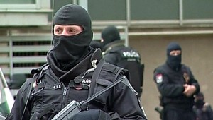 Kukláči rozbili drogový gang! Našli aj trhavinu